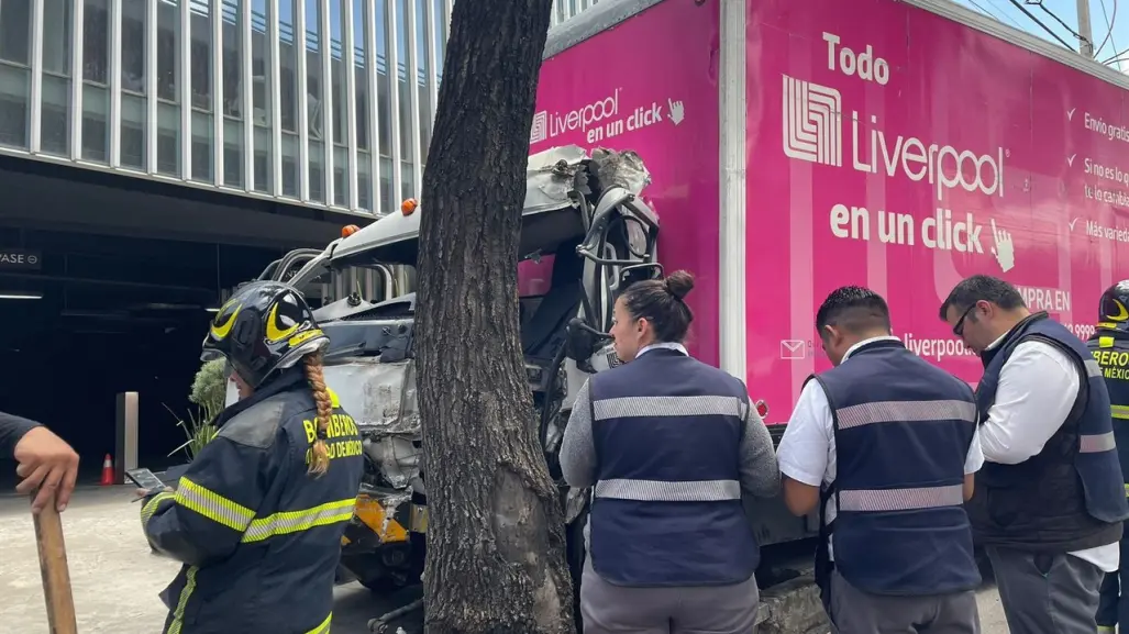 Choca conductor de camioneta de Liverpool contra un árbol, hay dos heridos