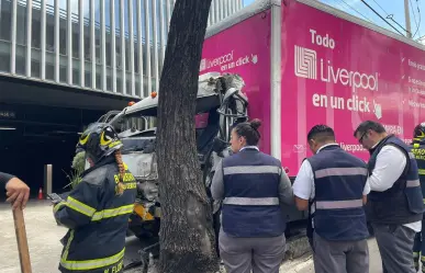 Choca conductor de camioneta de Liverpool contra un árbol, hay dos heridos