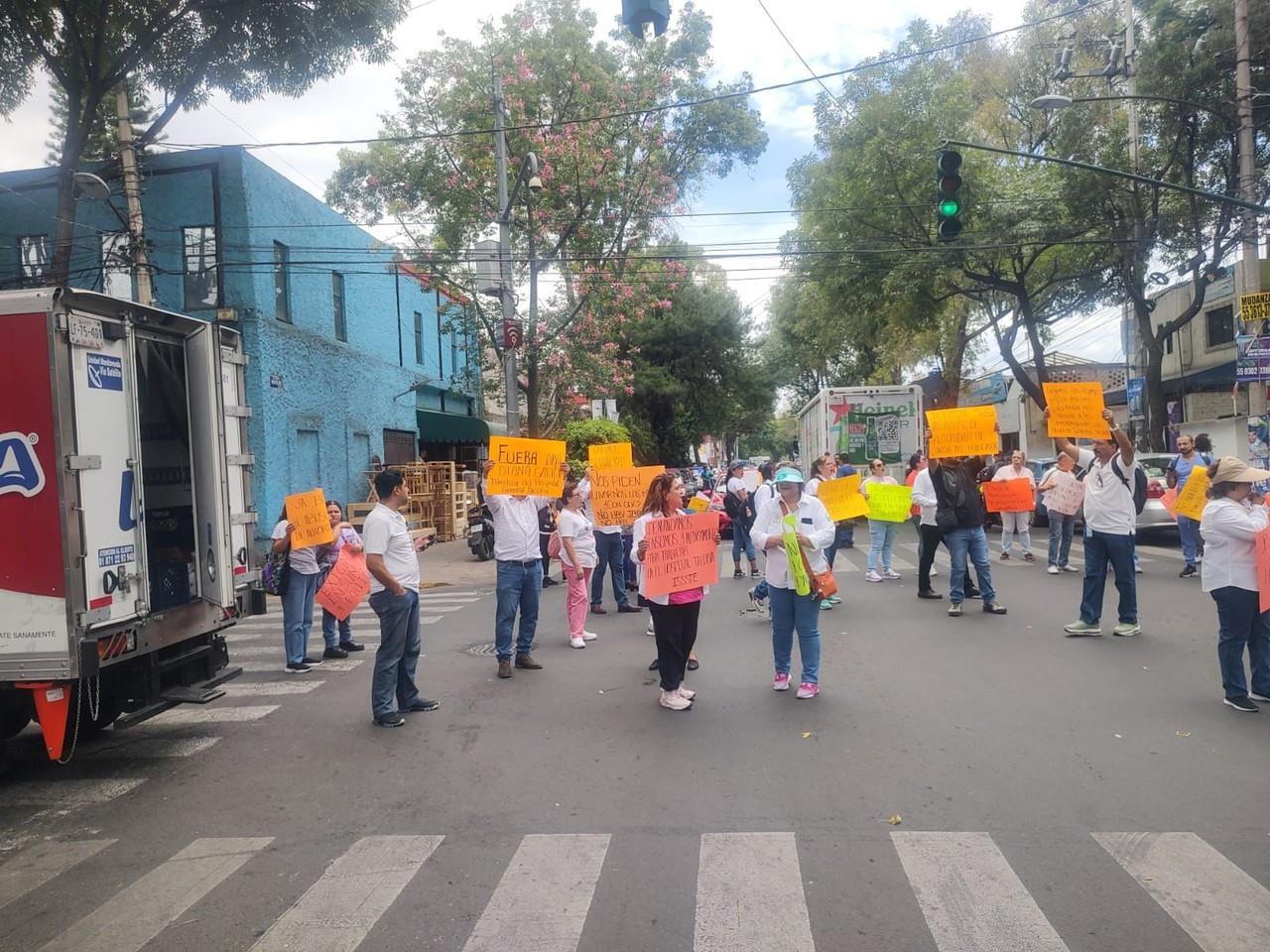 Manifestantes cierran calle en CDMX.   Foto: Ramón Ramírez