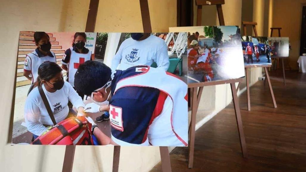 Descatacan la labor de paramédicos con una exposición fotográfica en Progreso