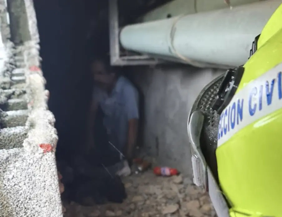 Tras entrevistarse con el adulto mayor, se le invitó a pasar a un refugio temporal Foto: PCNL.