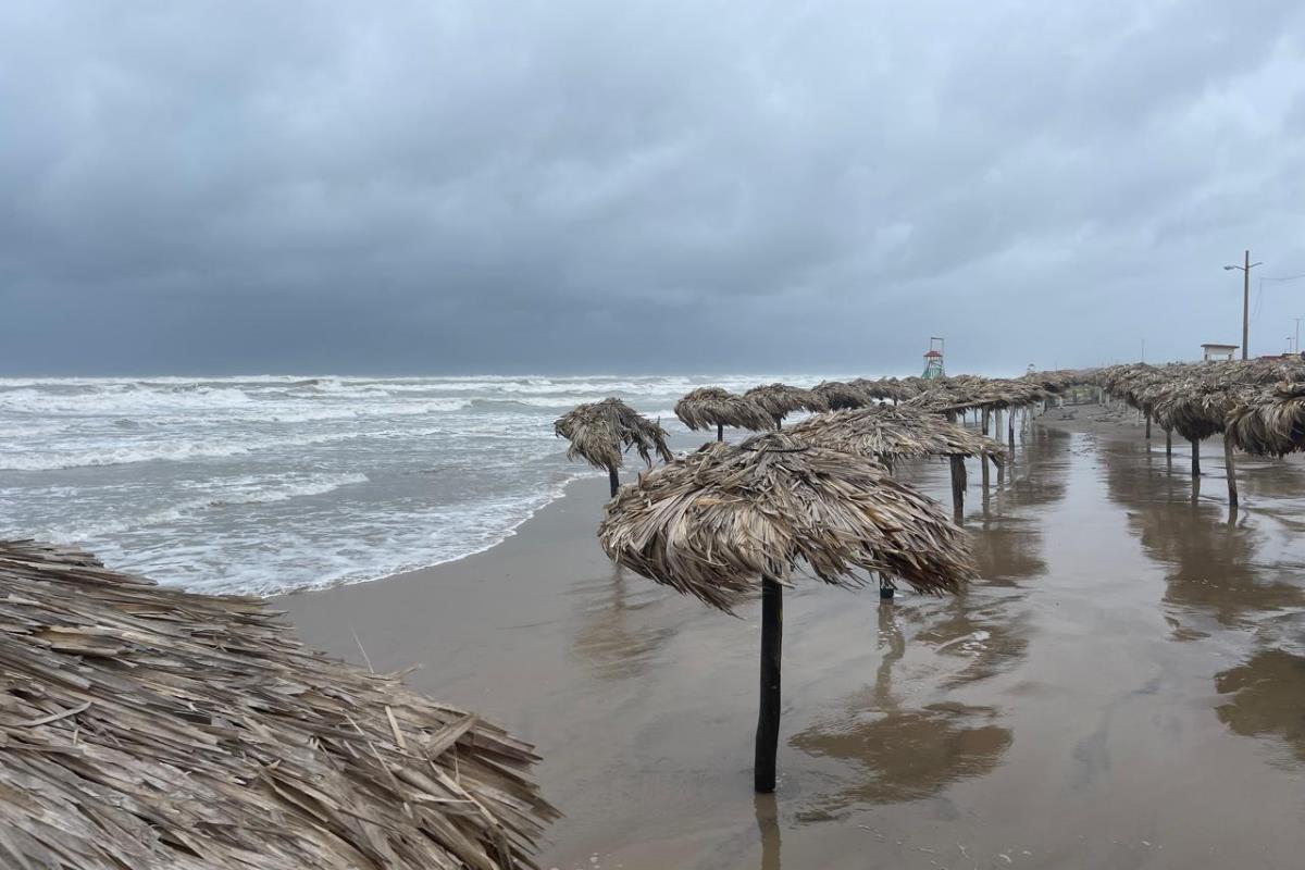 La Capitanía de Puerto de Matamoros estableció este miércoles bandera negra en Playa Bagdad. Foto: Carlos García