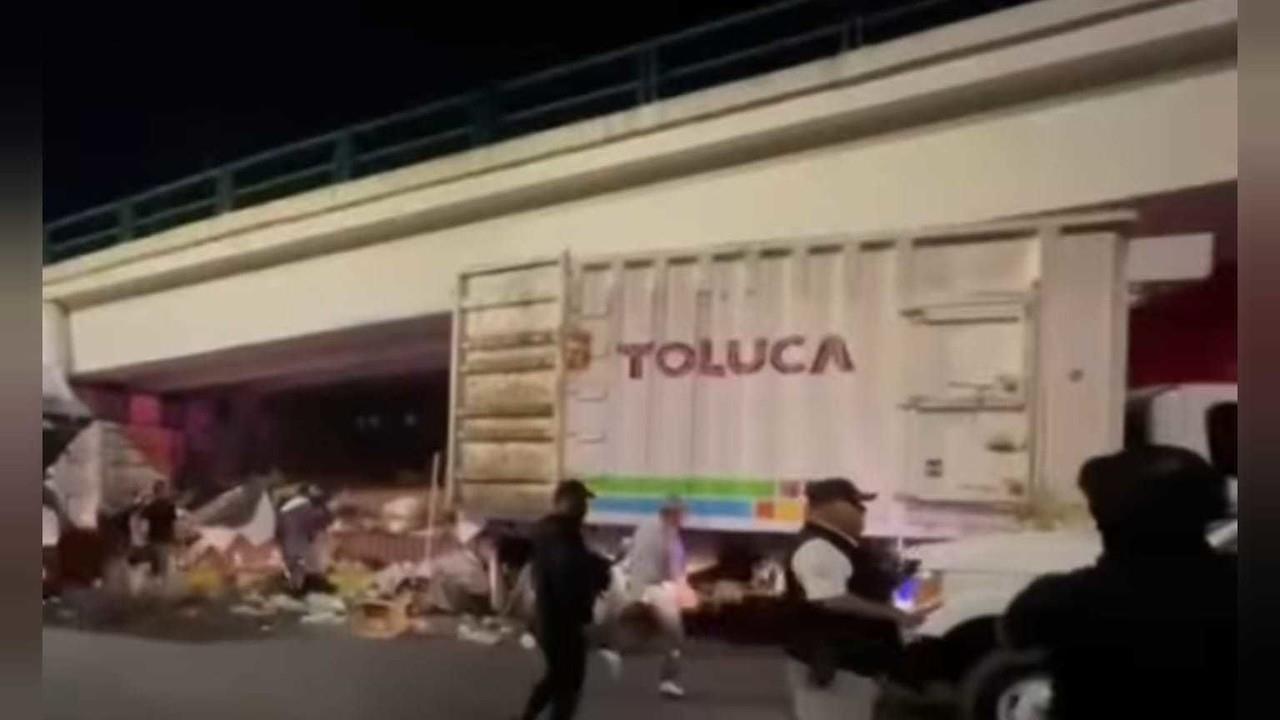 Autoridades desalojan a personas bajo puentes de Toluca. Foto: Captura de pantalla