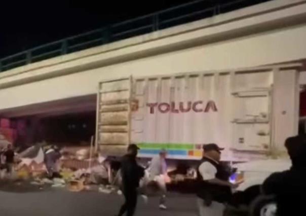 Autoridades desalojan a personas bajo puentes de Toluca