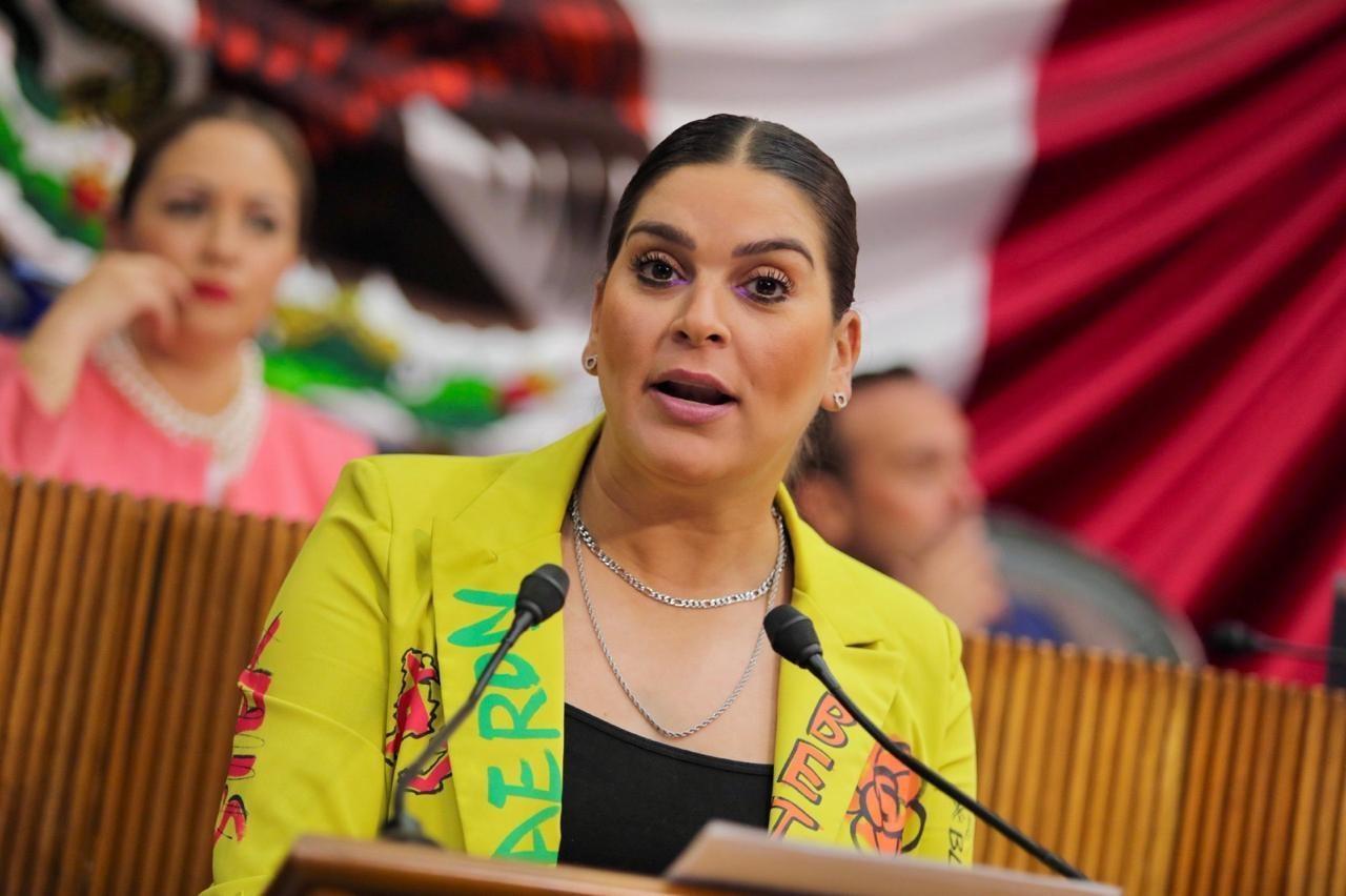 La diputada local del PRI, Ana González González en el Congreso de Nuevo León. Foto: Armando Galicia