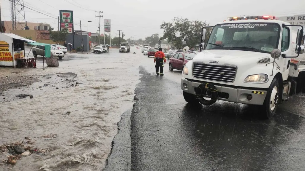 Cierres viales en Santa Catarina por fuertes lluvias