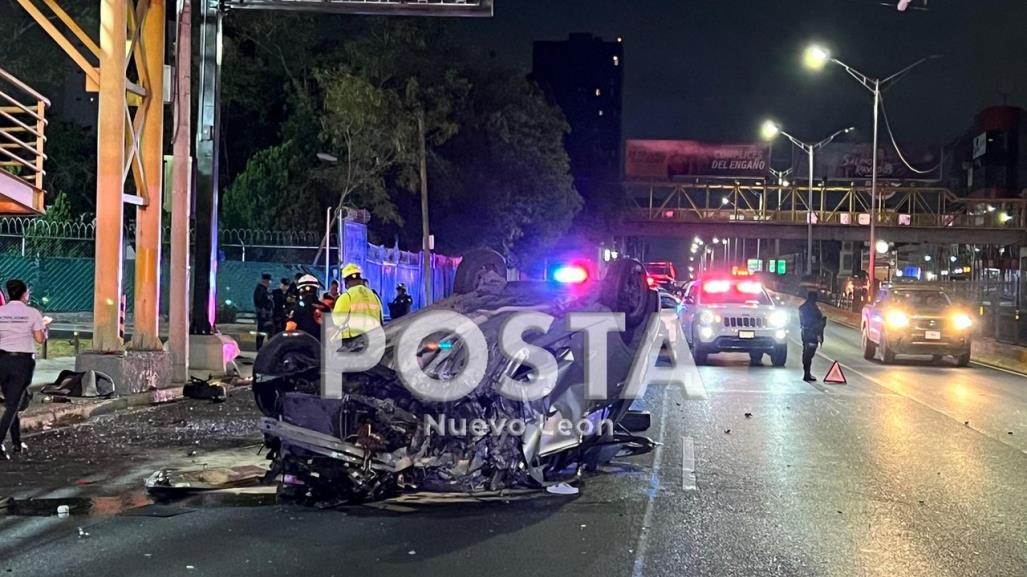 Volcadura deja dos mujeres heridas en avenida Garza Sada