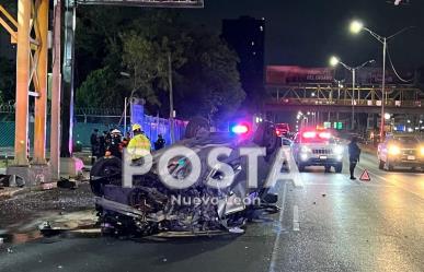 Volcadura deja dos mujeres heridas en avenida Garza Sada