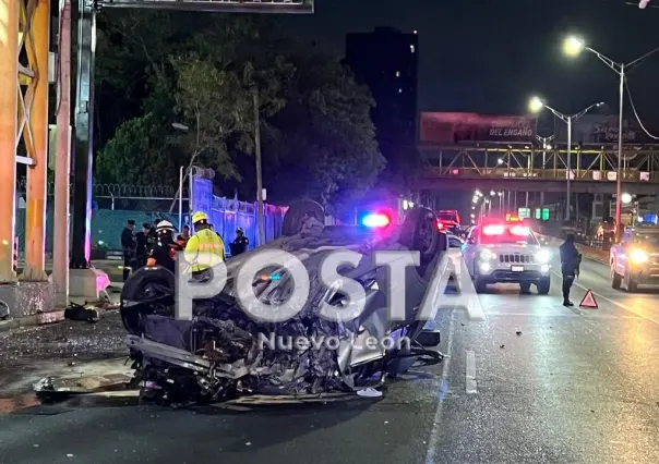 Volcadura deja dos mujeres heridas en avenida Garza Sada