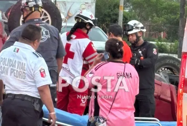 Los paramédicos de la Cruz Roja atendiendo a los automovilistas que salieron heridos. Foto: Raymundo Elizalde.