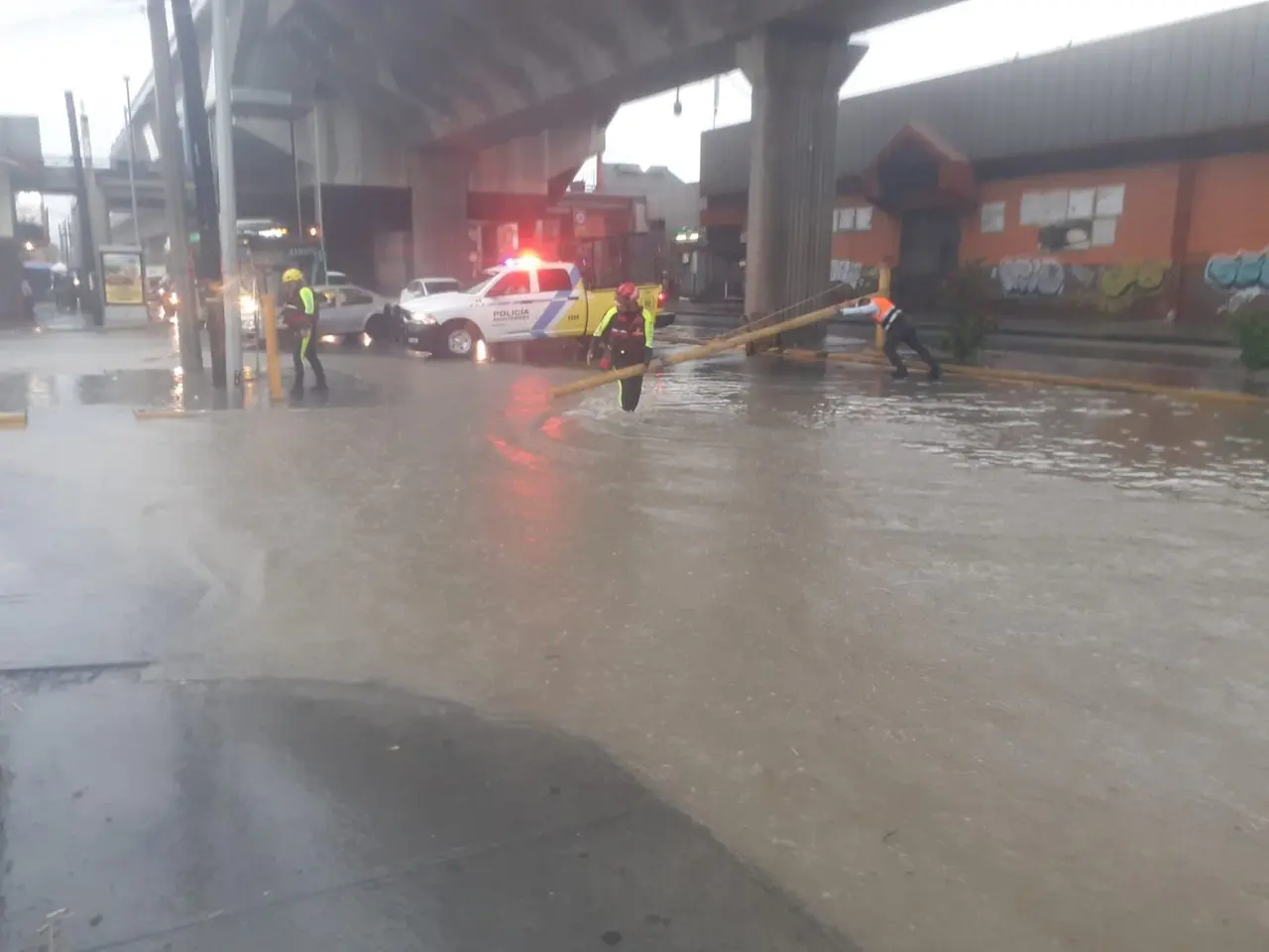 Una unidad de Protección Civil Monterrey en un cruce inundado. Foto: Protección Civil Monterrey