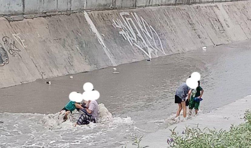 ¡Se arriesgan! Niños se avientan chapuzón en arroyo en García