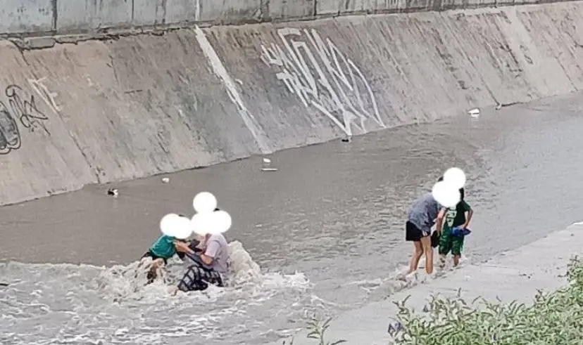 Al rededor de 4 personas ingresaron a remojarse, lo que llamó la atención de vecinos de la zona. Foto: Especial.