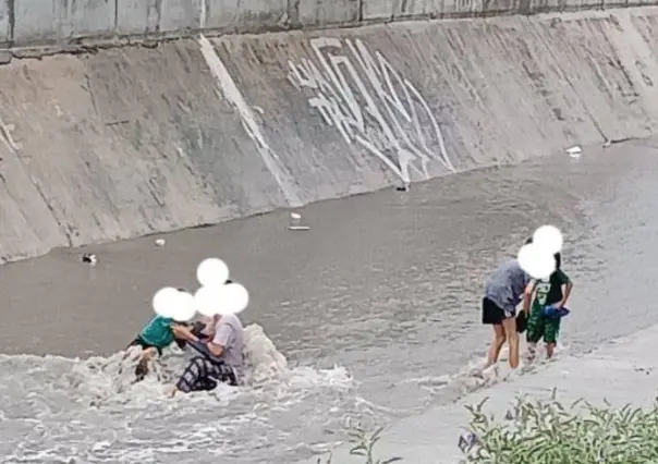 ¡Se arriesgan! Niños se avientan chapuzón en arroyo en García