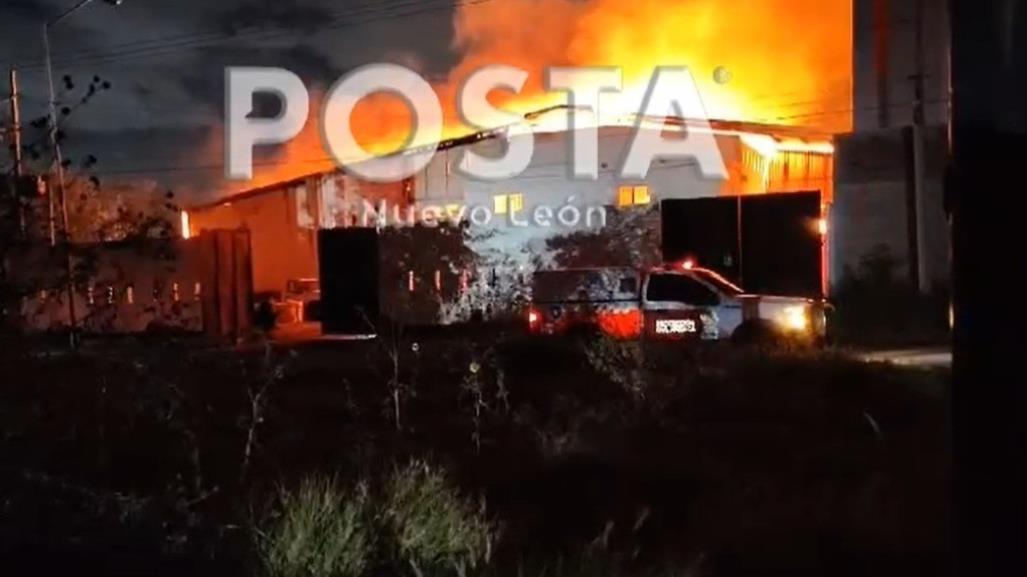 Sofocan bomberos incendio de bodega en Apodaca