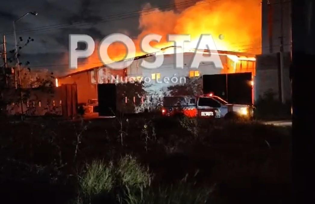 Bomberos de Nuevo León combatiendo el siniestro ocurrido en la bodega. Foto: Raymundo Elizalde.