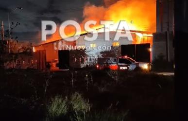 Sofocan bomberos incendio de bodega en Apodaca