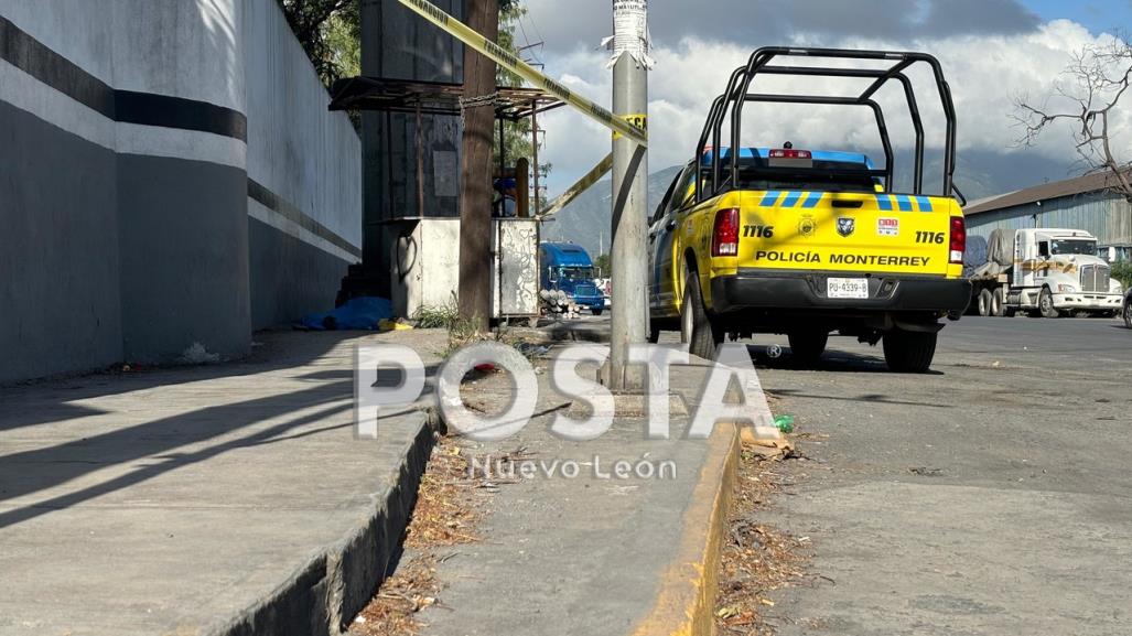 Hallan a persona sin vida sobre banqueta en Monterrey