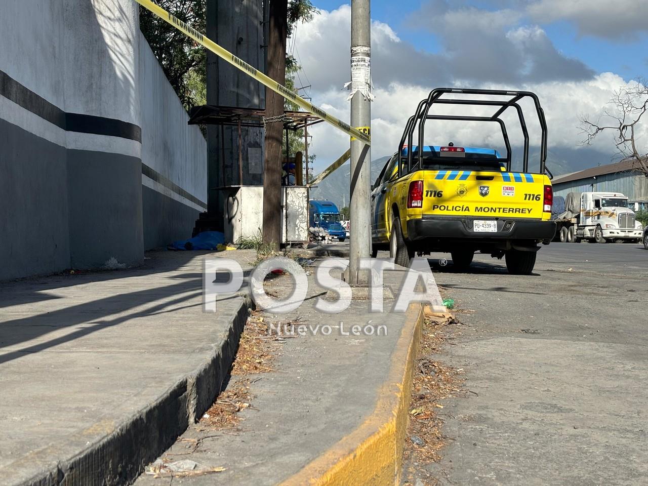 Elementos de la Policía de Monterrey que arribaron al lugar por el hallazgo del cuerpo sin vida. Foto: Diego Beltrán.