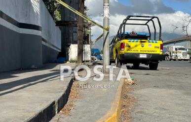 Hallan a persona sin vida sobre banqueta en Monterrey