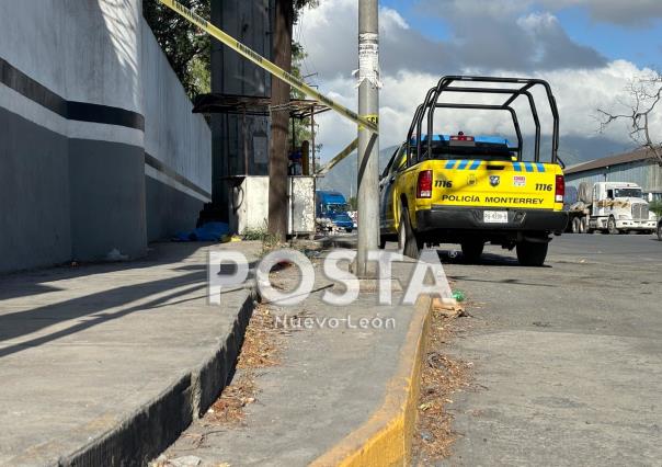 Hallan a persona sin vida sobre banqueta en Monterrey