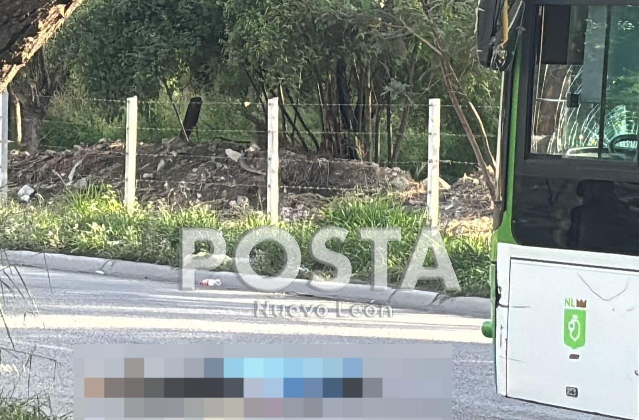 El cuerpo del hombre quedó en la carpeta asfáltica, a la espera de los peritos de la Fiscalía. Foto: Raymundo Elizalde.