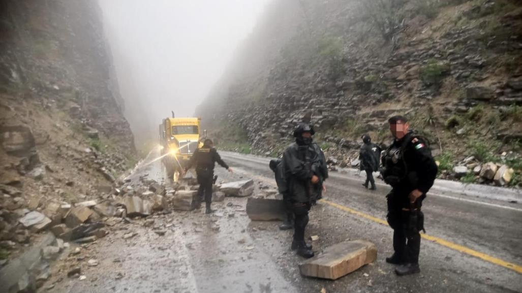 Fuerza Civil auxilia a automovilistas tras derrumbe en Sabinas Hidalgo