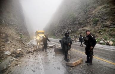 Fuerza Civil auxilia a automovilistas tras derrumbe en Sabinas Hidalgo