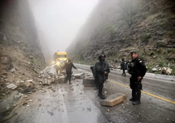 Fuerza Civil auxilia a automovilistas tras derrumbe en Sabinas Hidalgo