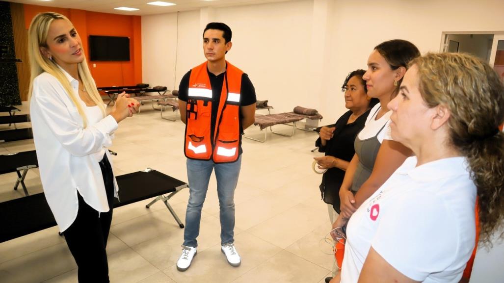 Paola García recibe a familias albergadas por tormenta tropical Alberto