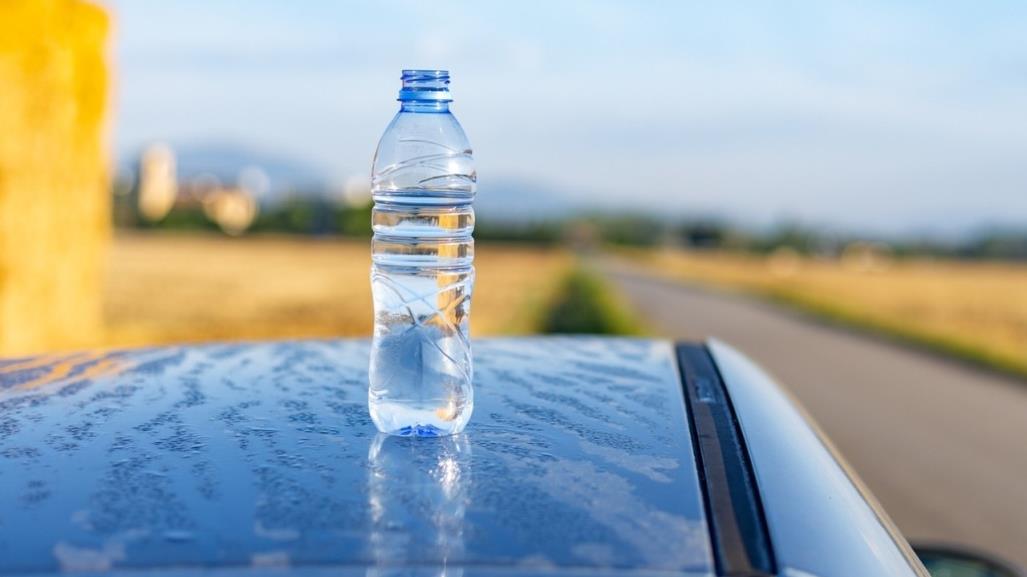 Botella en el techo de un automóvil ¿Qué significa?