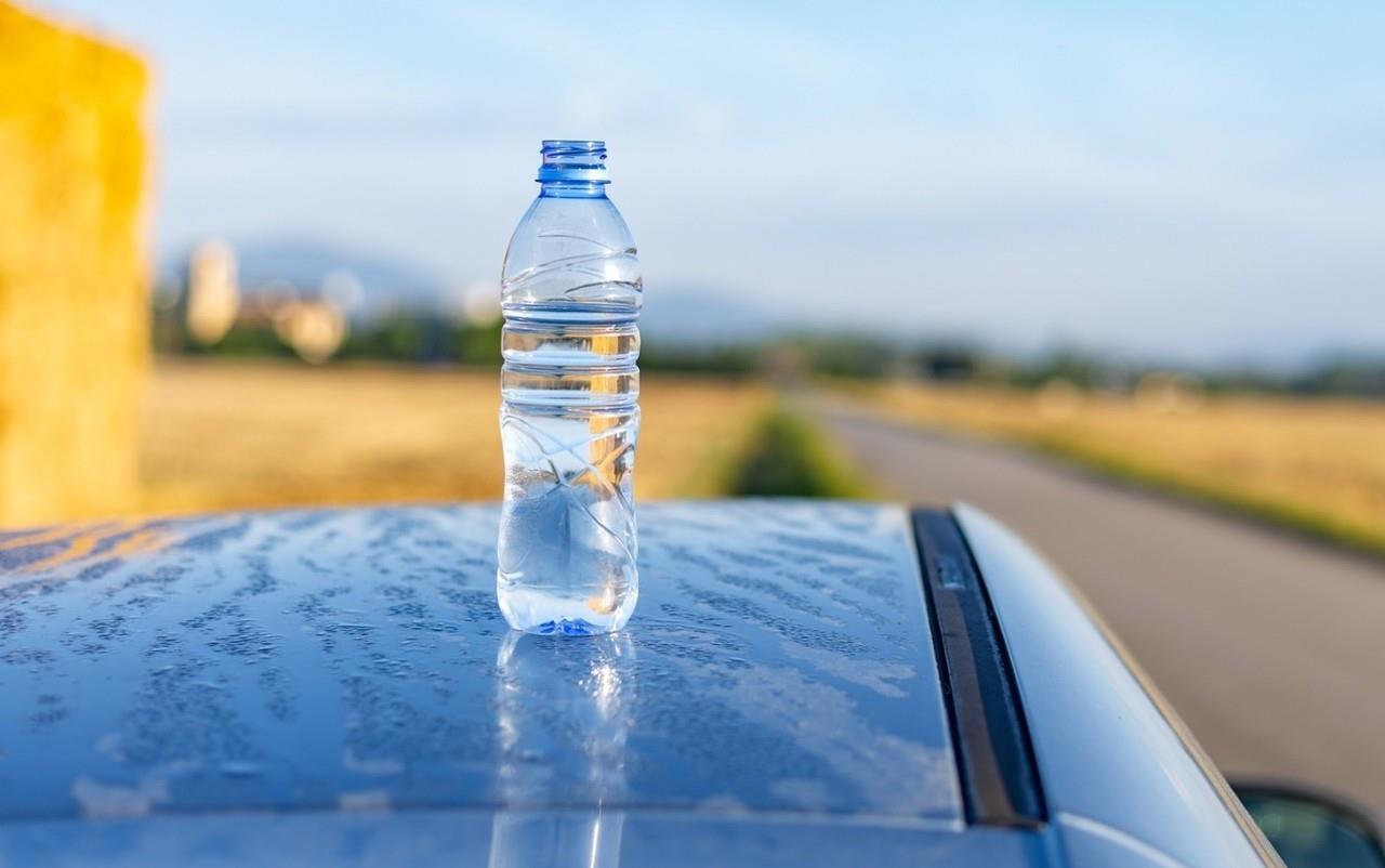 La botella de agua en el techo es una forma de decir que está a la venta del auto. Foto: MOTOR El País.