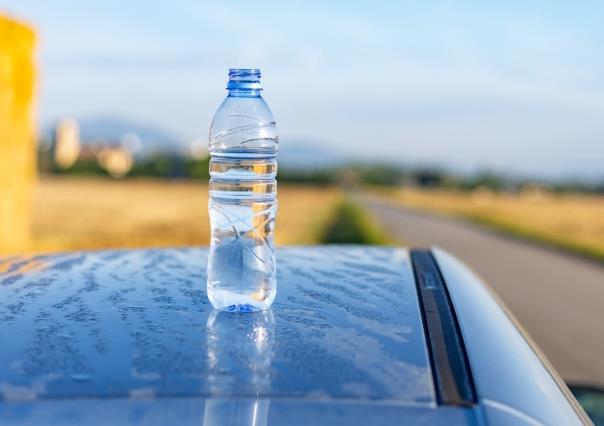 Botella en el techo de un automóvil ¿Qué significa?