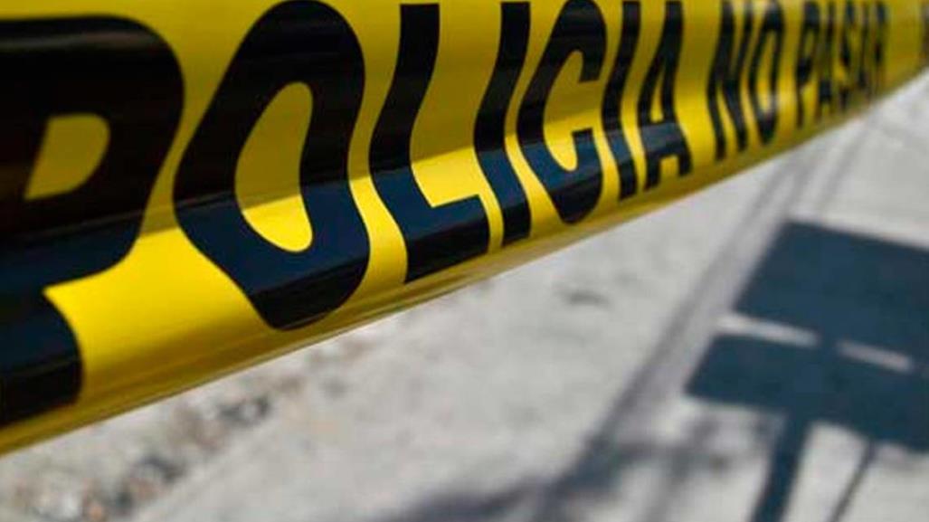 Hombre de 82 años es hallado muerto en Mérida; policía y forense en el lugar