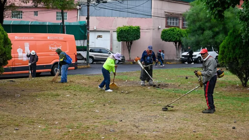 A barrer para mantener limpias las calles de Naucalpan