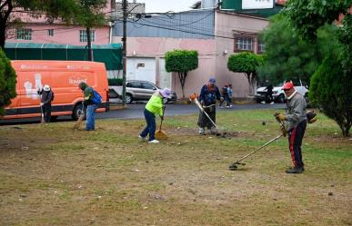 A barrer para mantener limpias las calles de Naucalpan