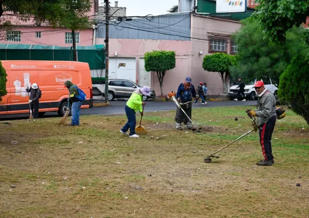 A barrer para mantener limpias las calles de Naucalpan