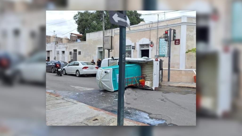 Camioneta que transportaba baño portátil sufre aparatoso accidente en el Centro