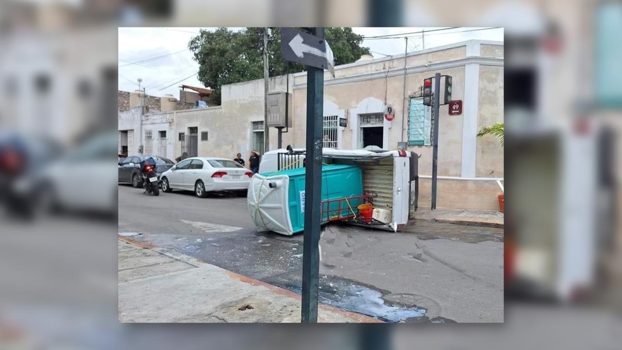 El vehículo que transportaba carga terminó volcado de su costado izquierdo Foto: Redes sociales