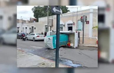 Camioneta que transportaba baño portátil sufre aparatoso accidente en el Centro