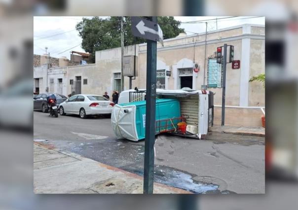 Camioneta que transportaba baño portátil sufre aparatoso accidente en el Centro