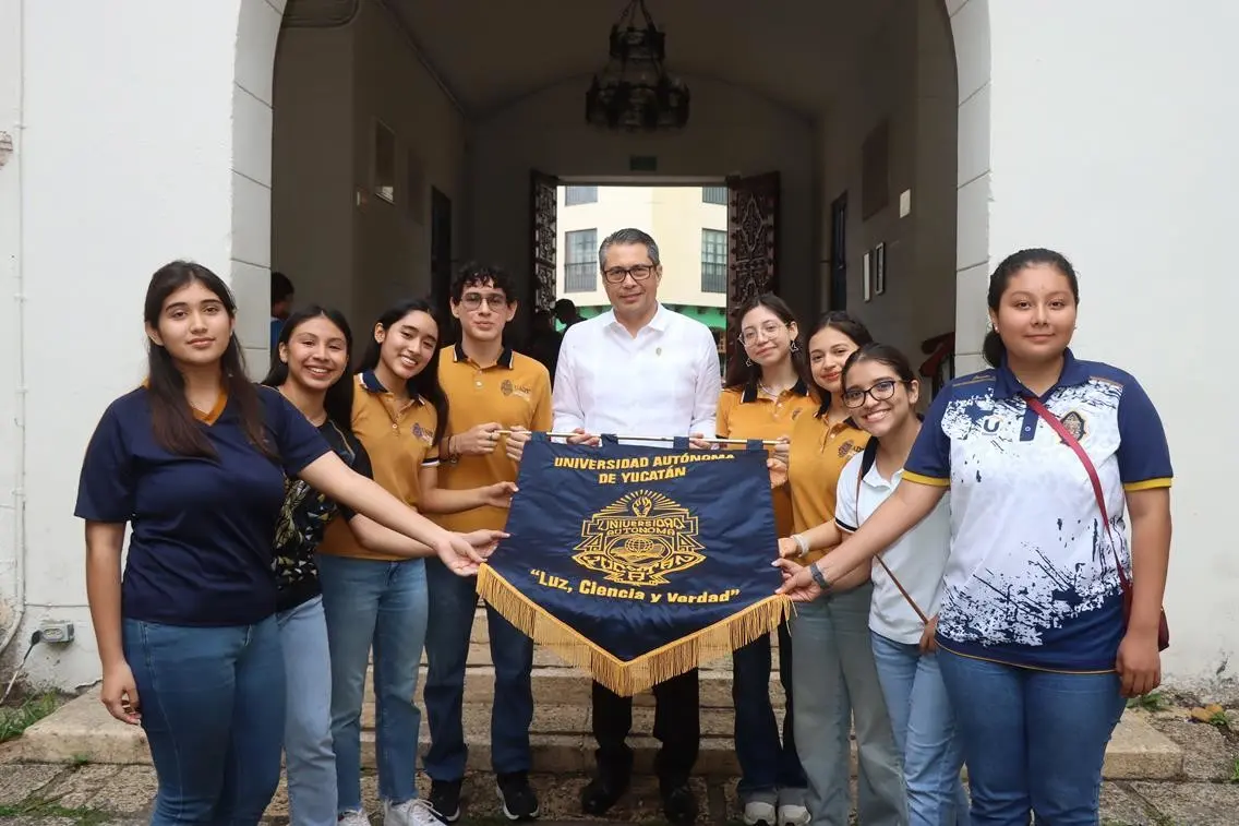 Estudiantes de la preparatoria Uno y Dos de la Uady tendrán la oportunidad de viajar al Reino Unido como parte de un programa académico.- Foto de la Uady