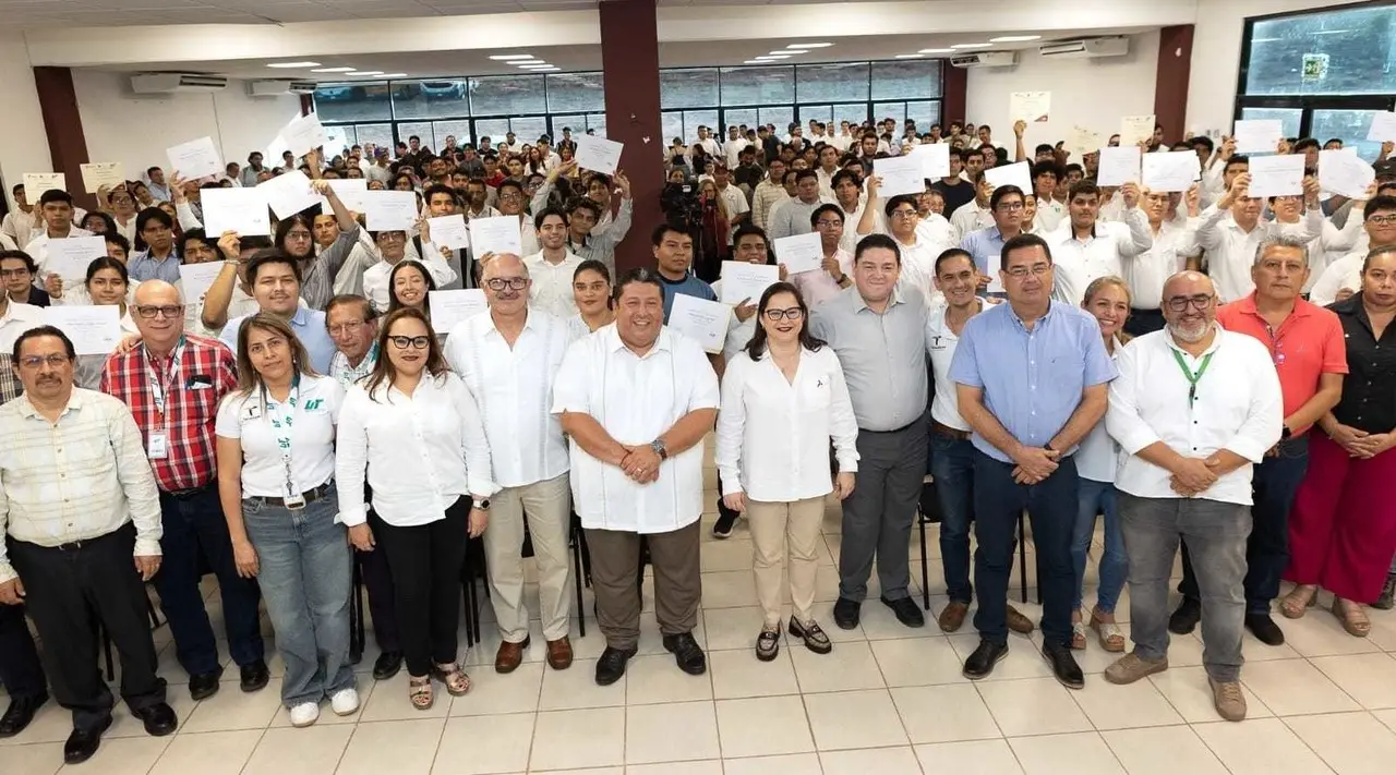 Alumnos de Mecatrónica de la Universidad Tecnológica recibieron una certificación en el idioma inglés. Foto: Gobierno de Tamaulipas