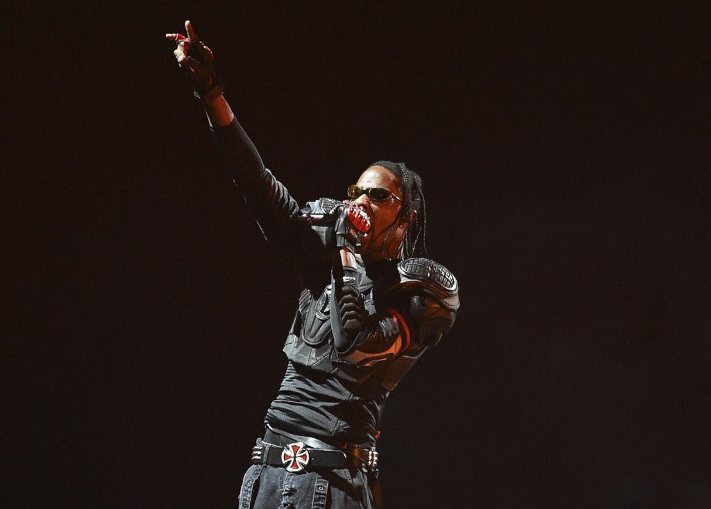 Travis Scott se presenta con su gira Circus Maximus en Inglewood, California, el 5 de noviembre de 2023. Scott fue arrestado en Miami Beach por allanamiento de morada e intoxicación pública. (Foto Richard Shotwell/Invision/AP, archivo)