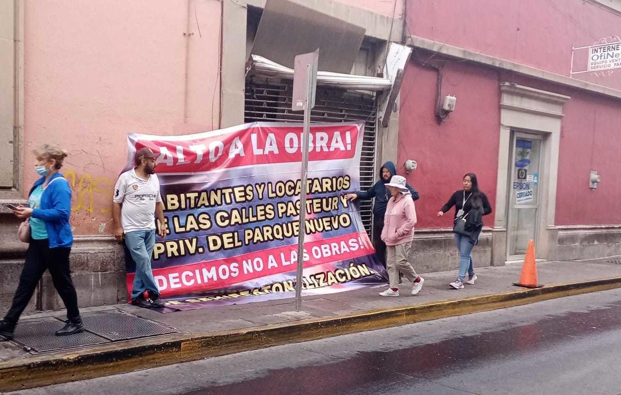 Comerciantes del Centro Histórico están en desacuerdo con la obra de peatonización de la calle privada del Parque Nuevo. Foto: Especial.