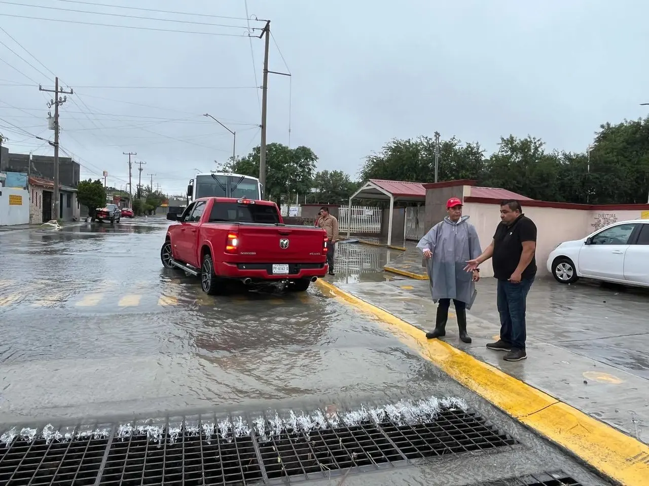 Verifica Francisco Treviño funcionamiento de pluviales por lluvias en Juárez