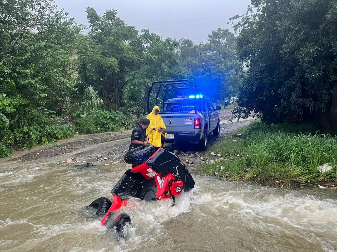 El Alcalde de Santiago, David de la Peña Marroquín, ha realizado recorridos para evaluar los daños, que incluyen pavimento levantado, caídas de bardas, postes y árboles. Foto: Santiago.