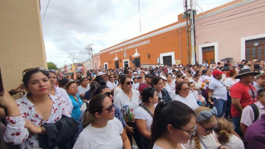 Protestan en las oficinas de SEP más de 3 mil maestros yucatecos