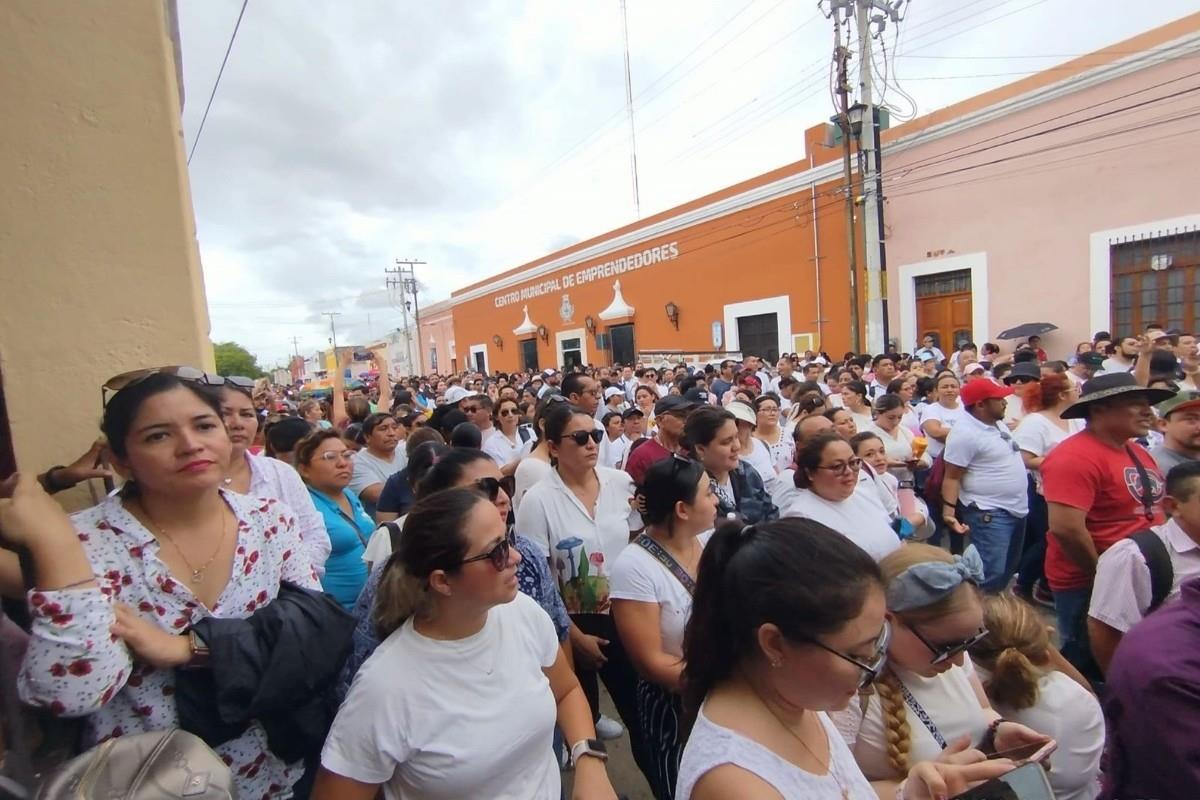 Maestros afuera de la SEP de Yucatán Foto: Patricia Euan