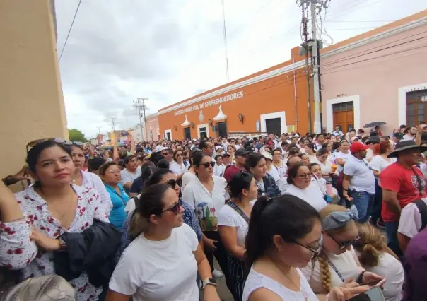 Protestan en las oficinas de SEP más de 3 mil maestros yucatecos